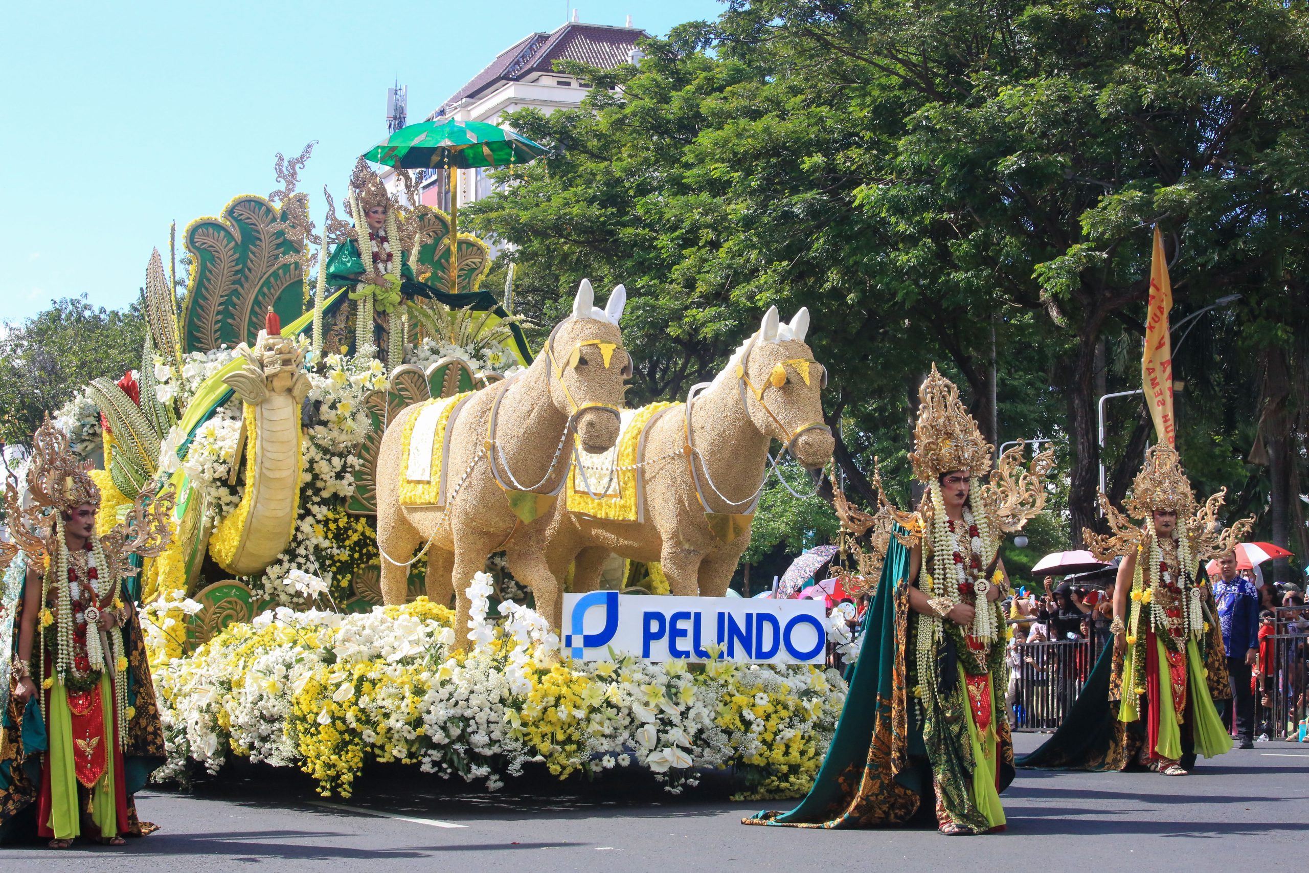 Pesona Laut Selatan di Jalanan Kota: Mobil Hias Pelindo Angkat Legenda Nyi Roro Kidul di Surabaya Vaganza 2025